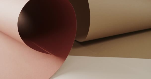 Detailní Záběr Dvou Odstínů Hnědé Svinuté Papíry Bílém Pozadí Kopírovacím — Stock video
