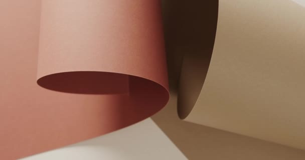 Detailní Záběr Dvou Odstínů Hnědé Svinuté Papíry Bílém Pozadí Kopírovacím — Stock video