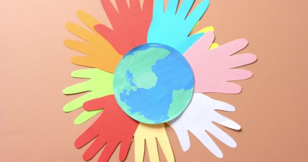 Ellerinizi Kapayın Kahverengi Arkaplanda Fotokopi Alanı Olan Renkli Kağıtlardan Yapılmış — Stok video