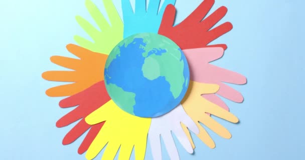 Ellerinizi Mavi Arkaplanda Fotokopi Alanı Olan Renkli Kağıtlardan Oluşan Küreyle — Stok video