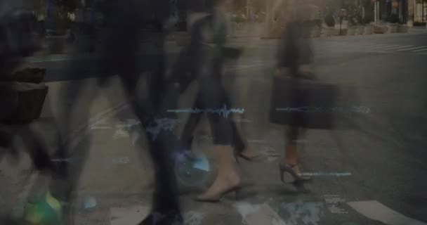 Sokaklarda Yürüyen Insanların Hızlandırılmış Görüntülerine Karşı Yuvarlak Tarayıcıların Veri Işleme — Stok video