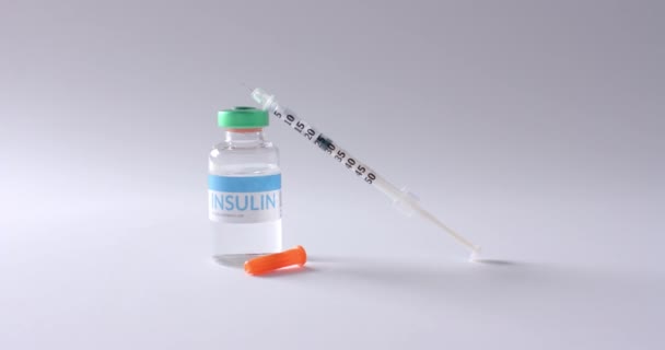 Zamknąć Fiolkę Insuliną Strzykawkę Szarym Tle Powoli Cukier Krwi Cukrzyca — Wideo stockowe