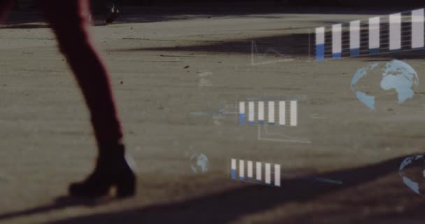 Анимирование Графиков Глобусов Компьютерного Языка Над Низкой Группой Людей Идущих — стоковое видео
