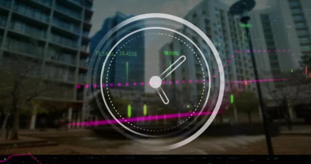 데이터 처리와 시가지를 가로지르는 시계의 애니메이션 글로벌 비즈니스 컴퓨팅 데이터 — 비디오