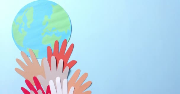 Ellerinizi Mavi Arkaplanda Fotokopi Alanı Olan Renkli Kağıtlardan Oluşan Küreyle — Stok video