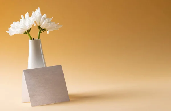 Afbeelding Van Witte Bloemen Witte Vaas Kaart Met Kopieerruimte Gele — Stockfoto