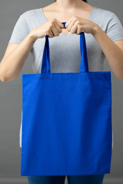 Blanke Vrouw Met Blauwe Canvas Tas Met Kopieerruimte Grijze Achtergrond — Stockfoto