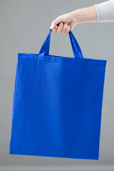 Hand Van Blanke Vrouw Met Blauwe Canvas Zak Met Kopieerruimte — Stockfoto