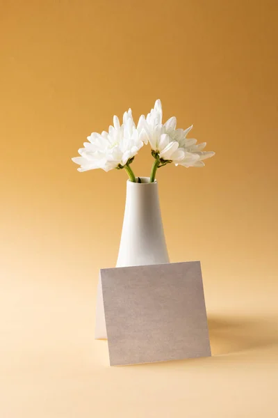 Afbeelding Van Witte Bloemen Witte Vaas Kaart Met Kopieerruimte Gele — Stockfoto