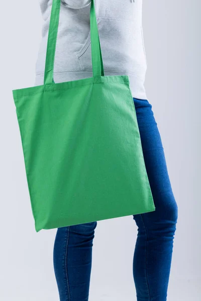 Blanke Vrouw Met Groene Canvas Tas Met Kopieerruimte Grijze Achtergrond — Stockfoto