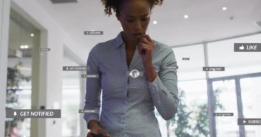 Çift ırklı iş kadınlarının sosyal medya simgeleri ve numaralarının animasyonu. Dijital olarak oluşturulmuş küresel sosyal medya ağı, iş, hesaplama ve veri işleme kavramı.