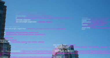 Mavi gökyüzüne karşı yüksek binaların üzerinde veri işleme animasyonu. Bilgisayar arayüzü ve iş teknolojisi kavramı