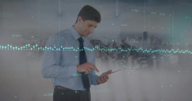 Tablet ve şehir manzarası kullanılarak Kafkas iş adamının veri işleme animasyonu. Küresel iş ve dijital arayüz kavramı dijital olarak oluşturulmuş video.