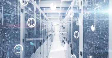 Bilgisayar sunucu odasındaki veri işleme ve mikro işlemci bağlantılarının animasyonu. Bilgisayar arayüzü ve iş veri depolama teknolojisi kavramı