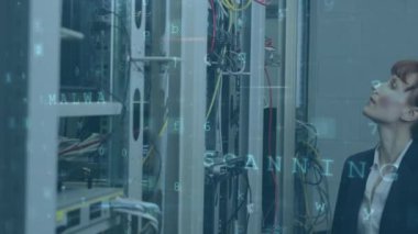 Sunucu odasında gülümseyen beyaz kadın mühendis üzerinden siber güvenlik veri işleme animasyonu. Siber güvenlik ve iş veri depolama teknolojisi kavramı