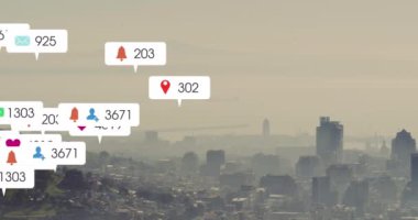 Mesaj simgelerinin sislerin üzerinde değişen numaralarla animasyonu modern şehri kapladı. Dijital bileşik, çoklu pozlama, bildirimler, yön, abonelik, mimari, binalar ve teknoloji.