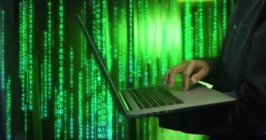 Sunucu odasında dizüstü bilgisayar kullanan beyaz erkek işçinin ikili kodlama animasyonu. Küresel teknoloji ve dijital arayüz konsepti dijital olarak oluşturulmuş video.
