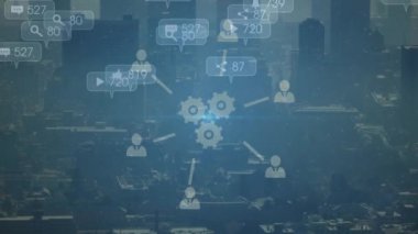 Şehir manzarasının havadan görüntüsüne karşı dönen sosyal medya simgeleri ve dijital simgelerin animasyonu. Sosyal medya ağı ve iş arayüzü teknolojisi kavramı