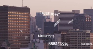 Yüksek binaların havadan görüntüsüne karşı değişen numaraların ve veri işlemenin animasyonu. Bilgisayar arayüzü ve iş teknolojisi kavramı