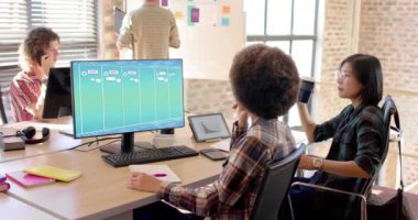 Ofisteki çeşitli iş kadınları ekranda dijital mesajlaşma sohbeti olan bilgisayar kullanıyorlar. İş, ofis, iletişim ve dijital arayüz teknolojisi.