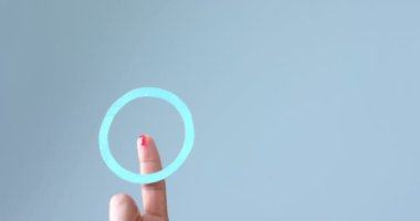 Parmaklarında kan olan melez bir adamın eli mavi arka planda daire şeklinde, kopyalama alanı, yavaş çekim. Kan şekeri, Diyabet ve Sağlık Bilinci.