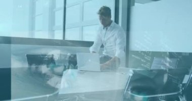 Ofiste dizüstü bilgisayar kullanan beyaz adamın veri işleme ekranlarının animasyonu. Küresel finans ve iş teknolojisi kavramı