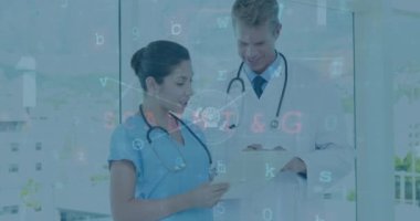 Çeşitli doktorların raporları tartışması üzerine bağlı simgelerin, sayıların, harflerin, sembollerin animasyonu. Dijital bileşik, çoklu pozlama, iletişim, planlama, şifre, sağlık ve teknoloji.