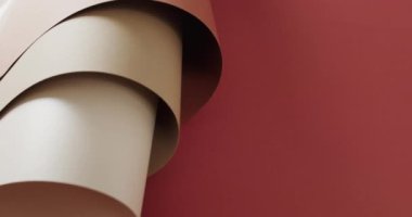 Kahverengi rulo kağıt parçalarını kırmızı arkaplanda, fotokopi uzayı da yavaş çekimde kapatın. Doku, malzeme ve kumaş..