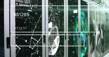 Bilgisayar sunucuları üzerinden veri işleme animasyonu. Küresel bulut hesaplama, dijital arayüz ve veri işleme kavramı dijital olarak oluşturulmuş video.