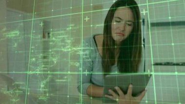 Yatakta tablet kullanan beyaz kadının üzerinde hareket eden karelerin animasyonu. Küresel eğitim ve dijital arayüz kavramı dijital olarak oluşturulmuş video.