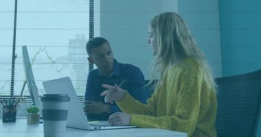 Ofiste dizüstü bilgisayarla tartışan çeşitli erkek ve kadınların finansal veri işleme animasyonları. Küresel finans ve iş teknolojisi kavramı