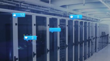 Sunucu odasına karşı bilgisayar dilinde numaralandırılmış mesaj simgelerinin canlandırılması. Dijital bileşik, çoklu pozlama, sosyal medya, büyüme, kodlama, teknoloji ve ağ sunucu kavramı.