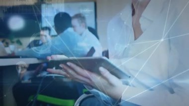 Ofiste tablet kullanan Kafkasyalı iş kadını üzerinden bağlantı ağının animasyonu. Küresel iş, bağlantılar, hesaplama ve veri işleme kavramı dijital olarak oluşturulmuş video.