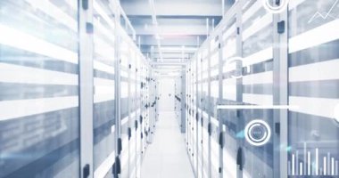 Bilgisayar sunucu odasındaki veri işleme ve ışık izlerinin animasyonu. Bilgisayar arayüzü ve iş veri depolama teknolojisi kavramı