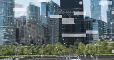 Yüksek binaların havadan görüntüsüne karşı veri işleme arayüzünün animasyonu. Bilgisayar arayüzü ve iş veri teknolojisi kavramı