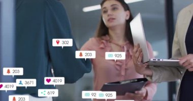 Çeşitli iş adamları üzerinde sosyal medya simgeleri ve numaraların animasyonu. Dijital olarak oluşturulmuş küresel sosyal medya ağı, iş, hesaplama ve veri işleme kavramı.