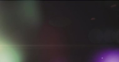 Çok renkli bulanık merceğin canlandırılması siyah arkaplanı aydınlatır. Dijital olarak üretilen hologram, illüstrasyon, aydınlatma, ışık sızıntısı, parlayan ve soyut kavram.