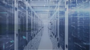 Bilgisayar sunucuları üzerinden veri işleme animasyonu. Küresel bulut hesaplama ve veri işleme kavramı dijital olarak oluşturulmuş video.