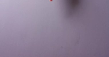 Kafkasyalıların elleri arka planda kan damlalarını tutuyor, fotokopi alanı var, yavaş çekim. Kan bağışı, ilaç ve sağlık hizmetleri.