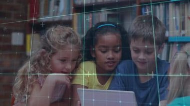 Kütüphanede dizüstü bilgisayar kullanarak mutlu okul çocukları üzerinde hareket eden karelerin animasyonu. Küresel eğitim ve dijital arayüz kavramı dijital olarak oluşturulmuş video.