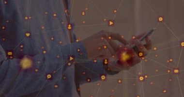 Ofiste akıllı telefon kullanan bir adamın orta kesimine karşı dijital simge ağının animasyonu. Küresel ağ ve iş teknolojisi kavramı