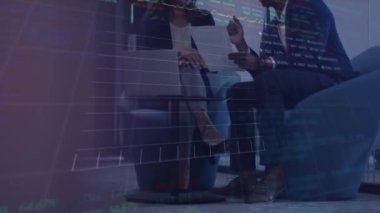 Çeşitli işadamları ve iş kadınlarının ofiste tartıştığı veri işleme animasyonları. Küresel ekonomi ve iş teknolojisi kavramı