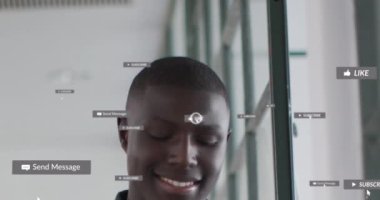 Afrika kökenli Amerikalı iş adamının sosyal medya simgeleri ve numaralarının animasyonu. Dijital olarak oluşturulmuş küresel sosyal medya ağı, iş, hesaplama ve veri işleme kavramı.