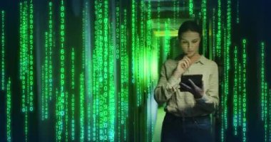 Beyaz kadın çalışanın sunucu odasında ikili kodlama animasyonu. Küresel teknoloji ve dijital arayüz konsepti dijital olarak oluşturulmuş video.