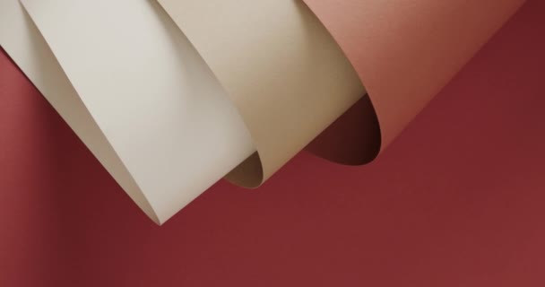 在红色背景上用慢动作的复制空间关闭三道褐色滚动纸的阴影 材料和织物 — 图库视频影像