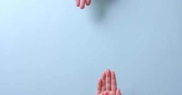 コピースペースと青の背景に血滴を保持している白人の手 スローモーション — ストック動画