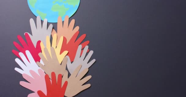 Gri Arkaplanda Fotokopi Alanı Olan Renkli Kağıtlardan Yapılmış Küreyle Ellerinizi — Stok video