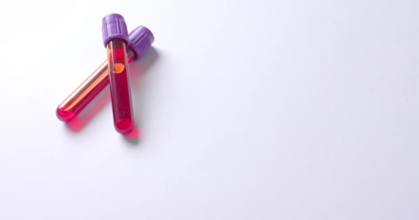 Nahaufnahme Von Blutproben Auf Weißem Hintergrund Mit Kopierraum Zeitlupe Blutdiagnostik — Stockvideo