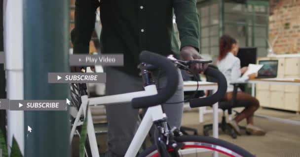 アフリカ系アメリカ人の男性が自転車で歩く様子をソーシャルメディアのアイコンや数字でアニメーション化 グローバルソーシャルメディアネットワーク ビジネス コンピューティング データ処理の概念デジタル生成ビデオ — ストック動画