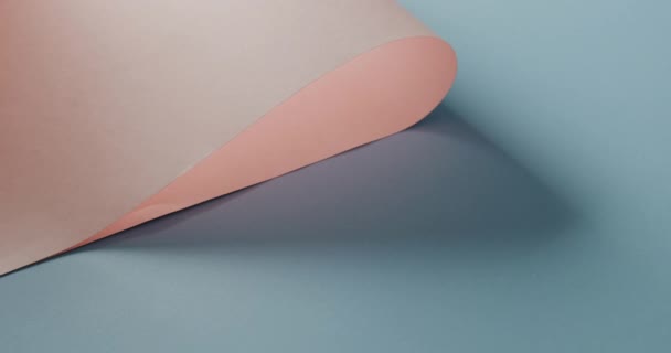 Detailní Záběr Růžové Svinutý Papír Modrém Pozadí Stínem Kopírovat Prostor — Stock video